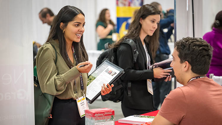 SfN members attend the SfN Grad School Fair at Neuroscience 2023